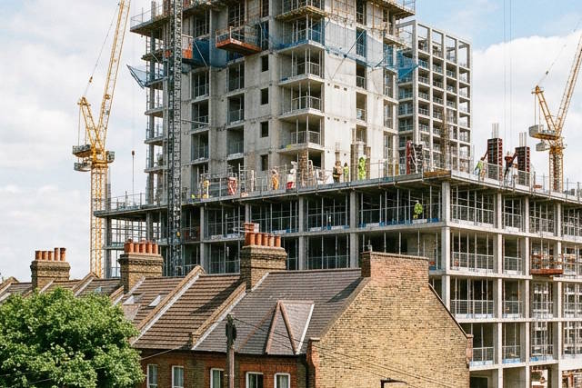 בניין בשיפוץ עם פועלים.