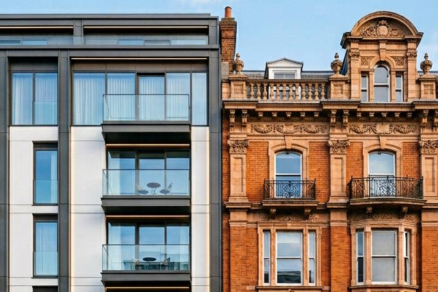 בניין מודרני ליד בניין עתיק