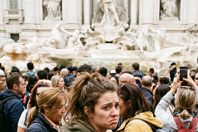 קהל גדול מול המזרקה טרווי
